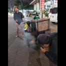 Nachlegen für den Ofen am Moped